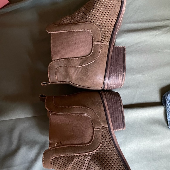 3/$5đź’«donating soon- Short tan boots - Picture 11 of 11